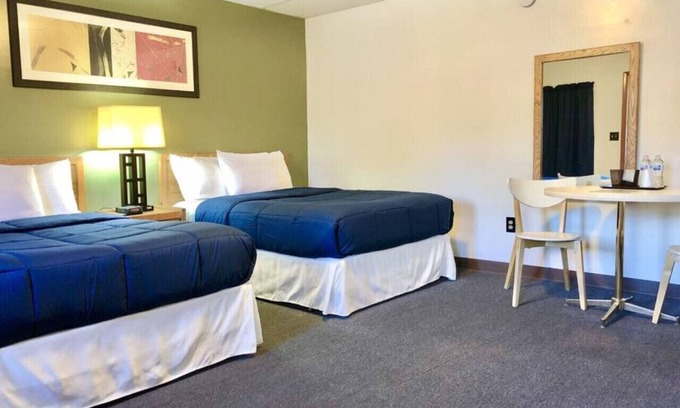 International Falls Cabina | Hilltop Lodge Two Double - Room 106