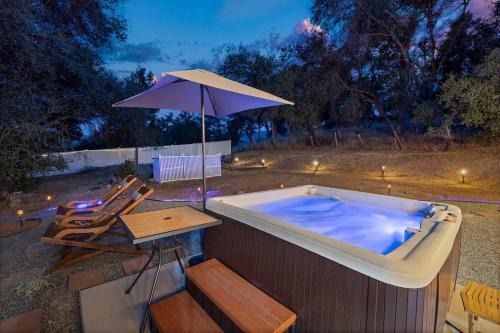 Oakhurst Casa | HIlltop Oasis with games, hot tub, Fire-pit, Deck, Views