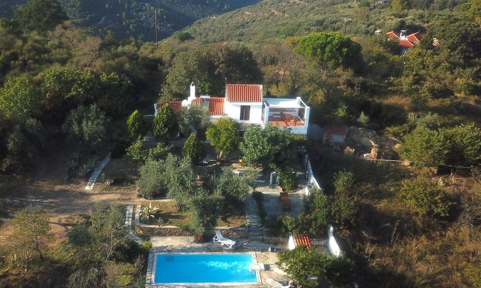Skopelos Cabaña | Ubicación ideal, total privacidad con piscina en el acantilado, amplio jardín, terraza y vistas