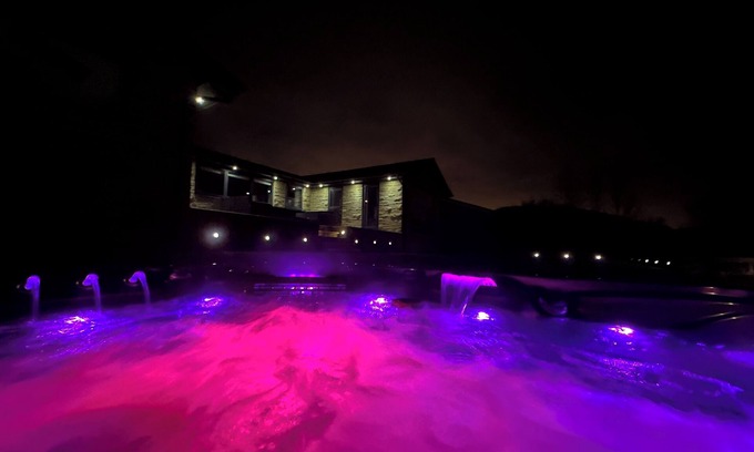 Harrogate Casa | Hilltop Retreat: Panoramic Views, Sunsets, Seclusion, Hot Tub, Fire Pit
