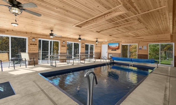 Sugar Grove Cabina | Hilltop Retreat with Indoor Saltwater Pool
