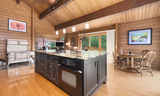 Hartford Casa | Hilltop Serenity - entire cabin- scenic oasis