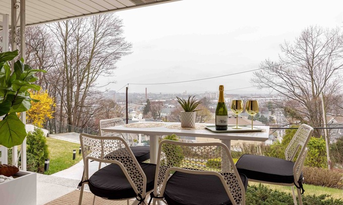 Wood-Ridge Apartamento | Hilltop Views + Fireplace + Patio + Yard - 25 min drive to NYC!