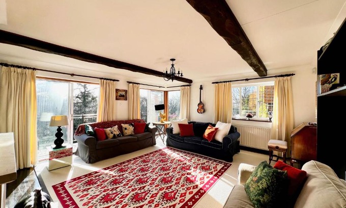 Chilworth Casa | Hilltop walkers paradise with a view, sleeps 10