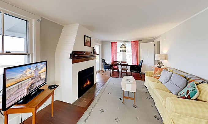 Phippsburg Casa | Hilltop Waterfront Haven | Fireplace & Epic Coastal Views | Minutes to Beach