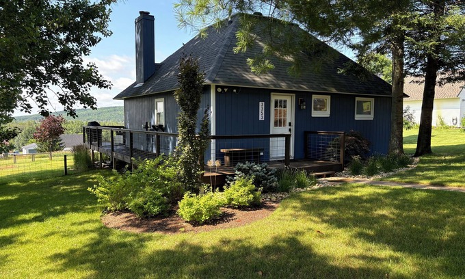 Boyne Falls Cabina | Hillview Haven - Hot tub - Mountain Views -Golf - Kid Friendly