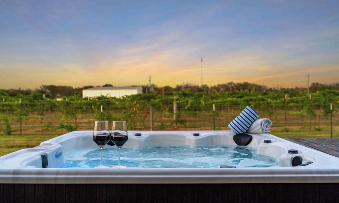 Fredericksburg Casa | Hilmy Haus, Hot Tub, Pet friendly, Fire Pit!