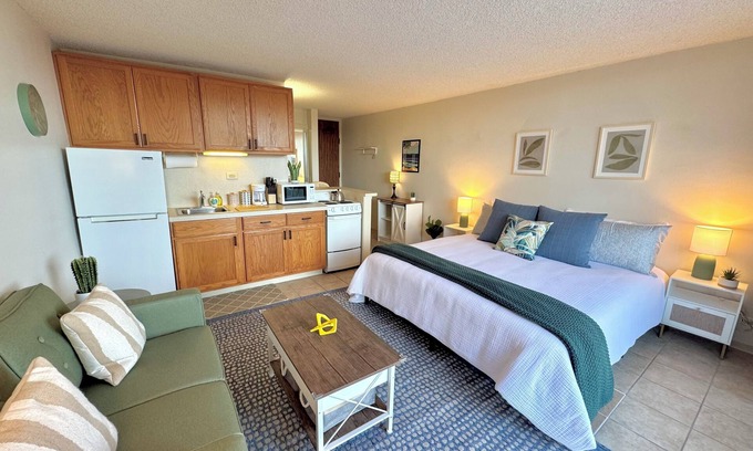 Hilo Apartamento | Hilo Studio Retreat with Gorgeous Park View, AC, WiFi, Pool