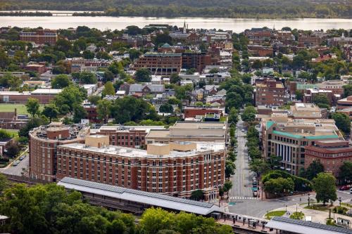 Old Town Alexandria Hotel | Hilton Alexandria Old Town