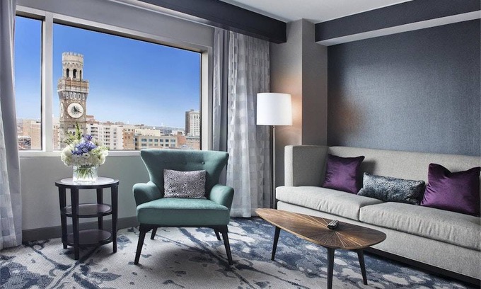 Downtown West Hotel | Hilton Baltimore 1 King Bed Deluxe Suite