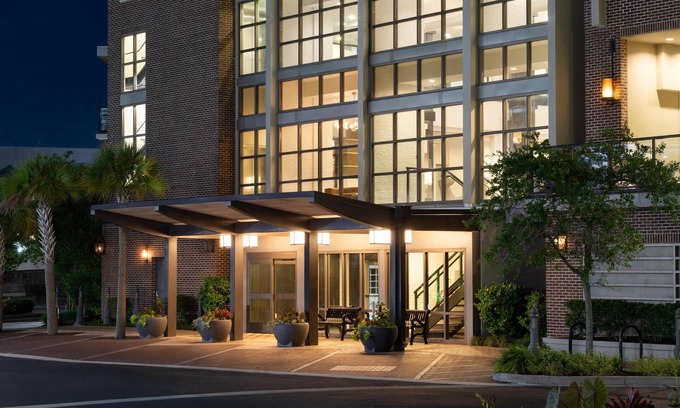 Downtown Charleston Hotel | Hilton Garden Inn Charleston Waterfront/Downtown