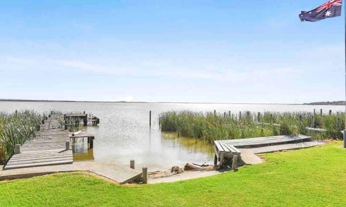 Nangkita Casa | Hindmarsh Hideaway- Waterfront, pet friendly, NBN,Private jetty