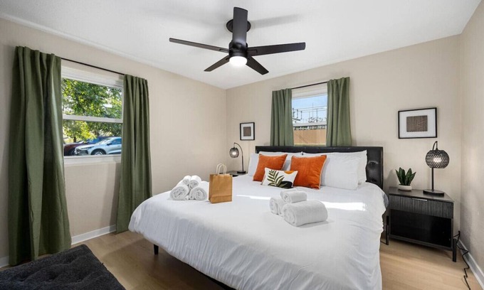 Peoria Heights Casa | Hines Haven | Unit 2 - Perfect BNB for YOU!
