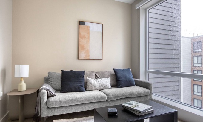 Boston Apartamento | Hip Brighton Jr 1BR w/ Gym & In-Unit W/D, on the River, by Blueground