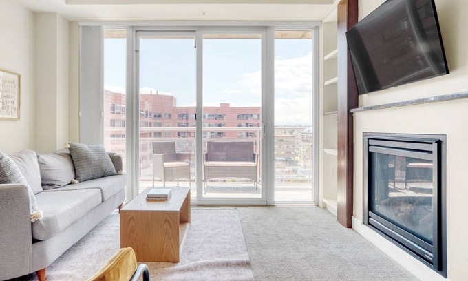 Cherry Creek Apartamento | Hip Cherry Creek 2BR w/ Gym & Theater, near Pulaski Park, by Blueground