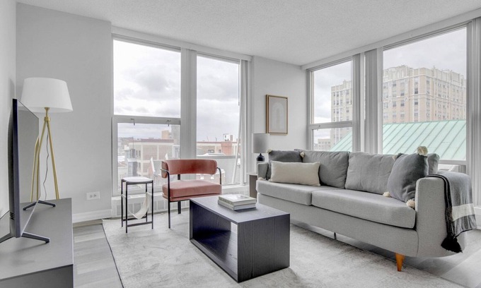 Edgewater Beach Apartamento | Hip Edgewater Studio w/ Gym, Deck & Lounge, 5 blocks to L, by Blueground