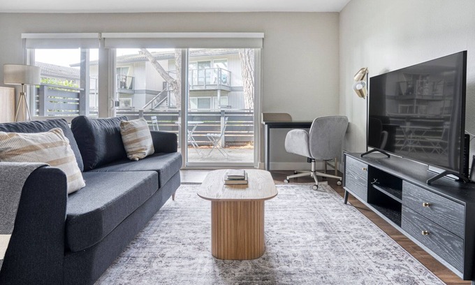 Foster City Apartamento | Hip Foster City Studio w/ Gym, Pool & W/D, near 101 & 92, by Blueground