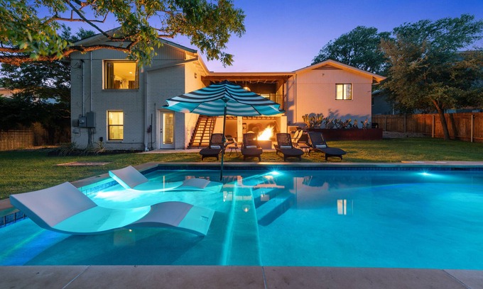Riverside Casa | ✫Hip Haven - HUGE POOL 1 Mi from SoCo & Downtown✫