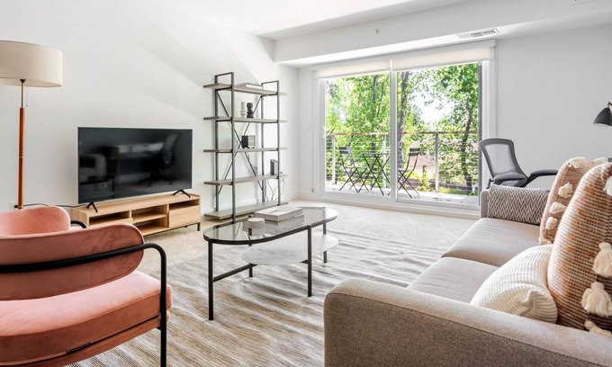 Sharon Heights Apartamento | Hip Menlo Park 1BR w/ Pool, W/D & BB Court, near highways, by Blueground