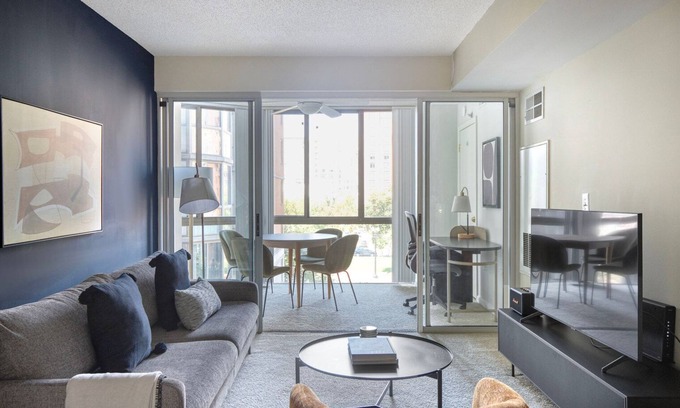 Chinatown Apartamento | Hip Mt Vernon 1BR w/ Gym + W/D + Rooftop, near 14th Street, by Blueground
