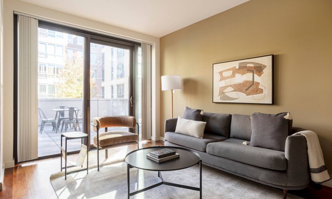 West End Apartamento | Hip North Station 2BR w/ W/D, Terrace & Gym, nr TD Garden, by Blueground