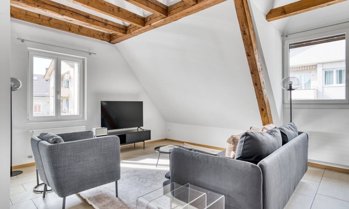 Oerlikon Apartamento | Hip Oerlikon 2.5 Room w/ Storage, 2 mins to local market, by Blueground
