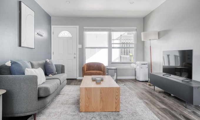 Central San Mateo Apartamento | Hip San Mateo 1BR w/ Pool & W/D, easy access to 101, by Blueground