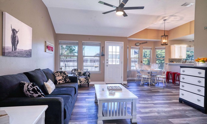 Hutto Casa | Hip, Spacious Hutto Home 4/2, 3 Mins to Kalahari, Hutto Co-Op, and Dell Diamond