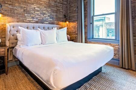 West Dundee Apartamento | Hip Urban Loft - Small Town Charm - 124 LOFTS #1