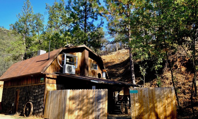 Midpines Cabaña | Hippie Barn Studio in upper floor near Highway 140 towards Yosemite