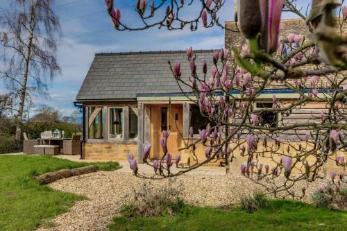Chipping Campden Casa | Hiron's Piece and Honeysuckle Cottage - Hot Tub Packages Available