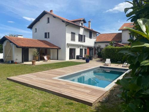 Biarritz Villa | Hiru Alabak - Maison à Biarritz, piscine, jardin, 8 personnes
