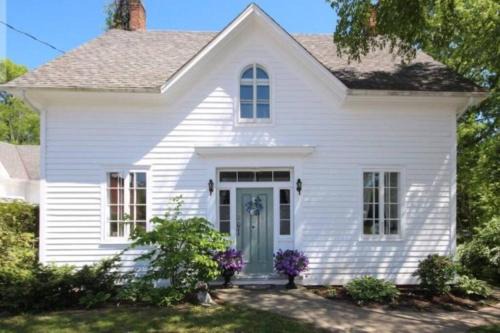 Delta Casa | Historic 1853 Kingsgate Lakehouse
