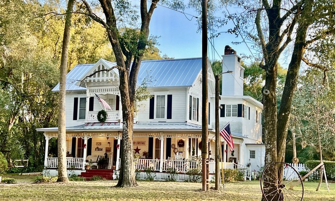 Sorrento Otro | Historic 1920 Farmhouse on 6 acres,Huge Pool, Chef’s Kitchen,minutes to Mt Dora!