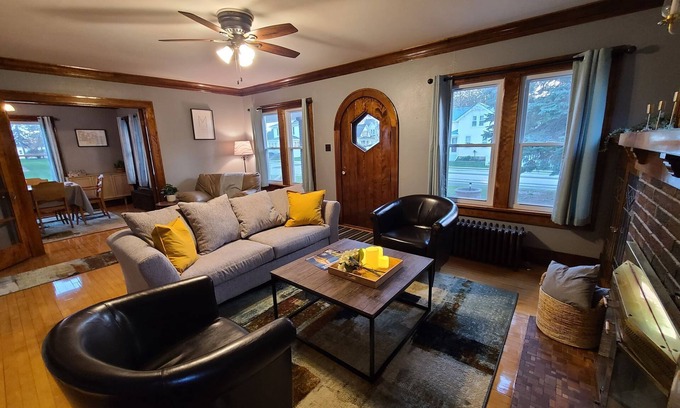 Oostburg Casa | Historic 1920s home with high speed WIFI and Air Conditioning