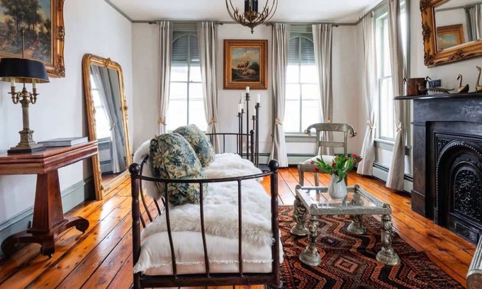 Hudson Casa | Historic 19th Century Hudson Brownstone
