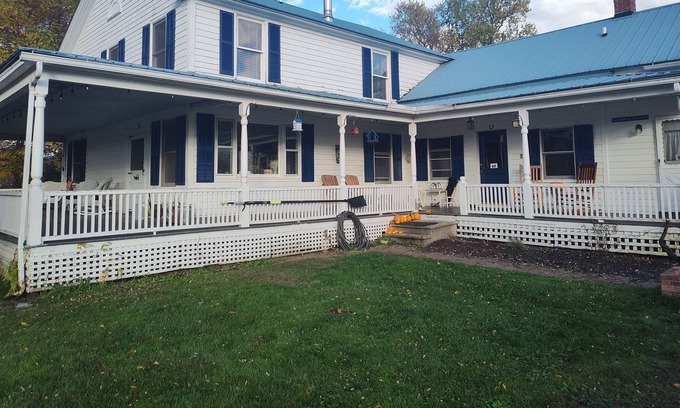 Chittenden County Otro | Historic 200 yr old farmhouse with farm animals