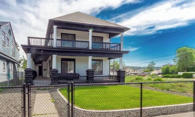 West Central Apartamento | Historic 3 Bed, 1 bath, Near Downtown Spokane!