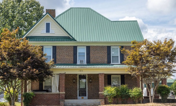 Boones Creek Otro | Historic 4 bedroom house with hot tub-great location