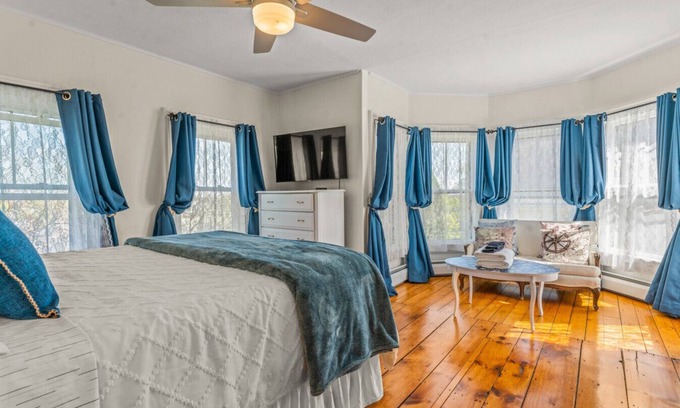 Mystic Casa | Historic 4BR 3BA Victorian – Steps to Downtown Mystic & Seaport