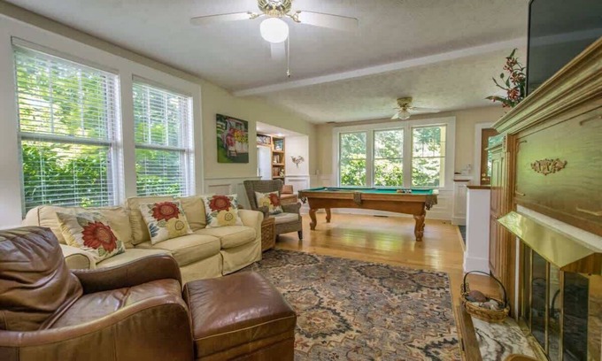Hendersonville Casa | Historic 4BR Colonial w/ Pool Table + Fire Pit