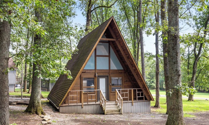 Mount Juliet Cabina | Historic A-Frame Redwood Chalet on 180 Acre Farm, Sleeps 4, near Nashville