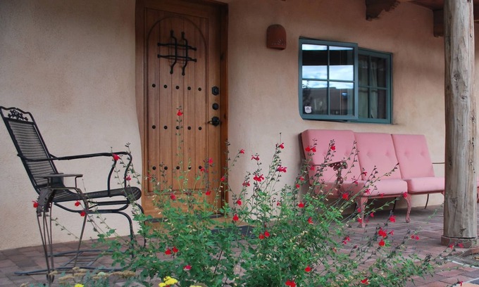 Historic Eastside Casa | Casa histórica de Adobe en East Side Compound