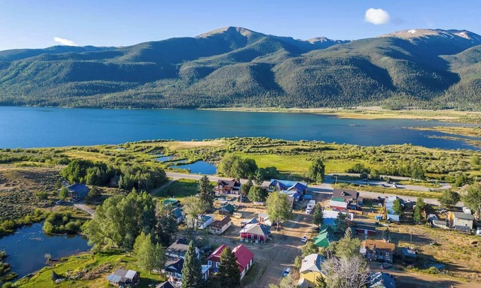 Twin Lakes Casa | Historic Boho Brothel Lake Retreat Fast Wifi