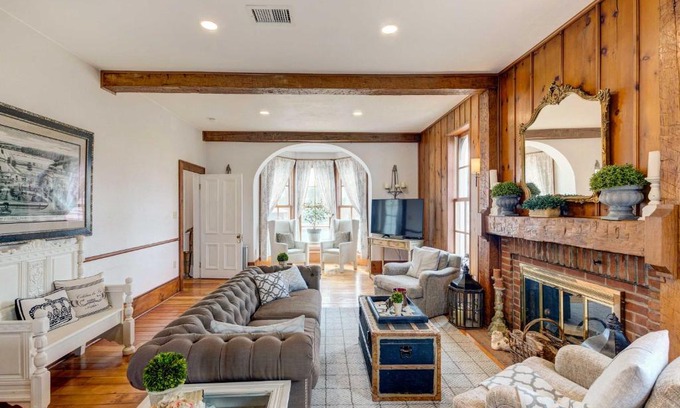 Brookfield Casa | Historic Brookfield Farm Home about 14 Mi to Milwaukee