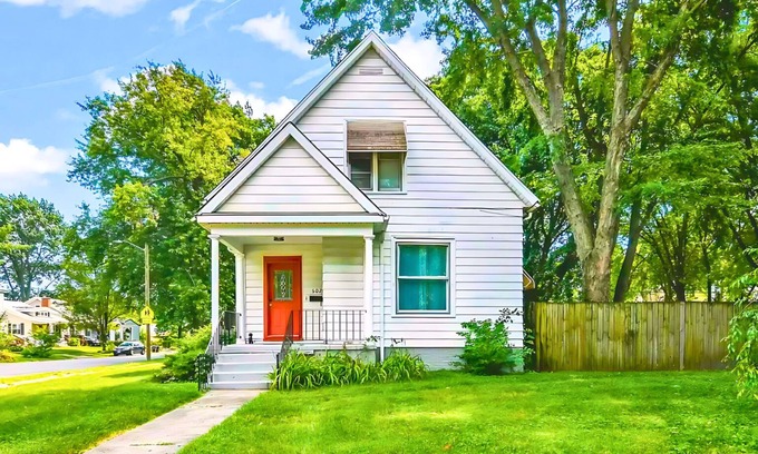 Springfield Casa | Historic Bungalow: For Groups & Families Sleeps 11