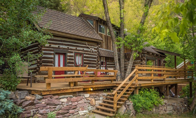 Ouray Cabina | Historic Cabin-Near Downtown-Pet Friendly-Front Porch with Amazing Views!