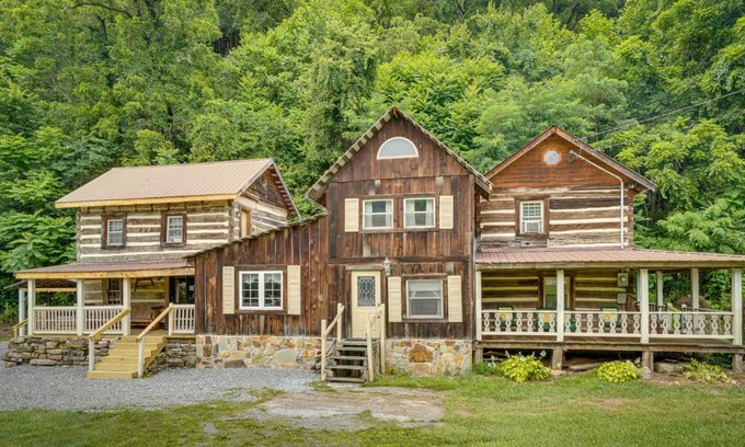 Seneca Rocks Casa | Historic Cabin Retreat about 2 Mi to Seneca Rocks!