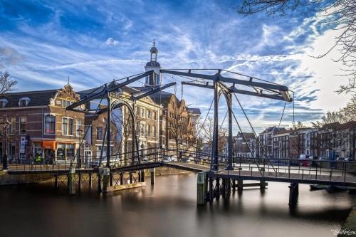 Schiedam Apartamento | Historic Canal-Side Apartment