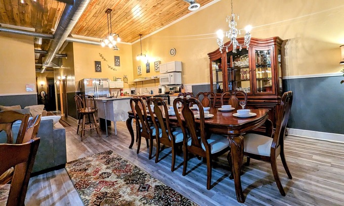 Whitewood Condominio | Historic Centralized Victorian Downtown Condo Close To All Tourist Attractions